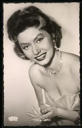 AK Portrait der Schauspielerin Gisela Griffel in Abendgarderobe