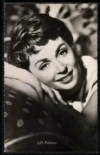 AK Schauspielerin Lilli Palmer mit nachdenklichem Lächeln