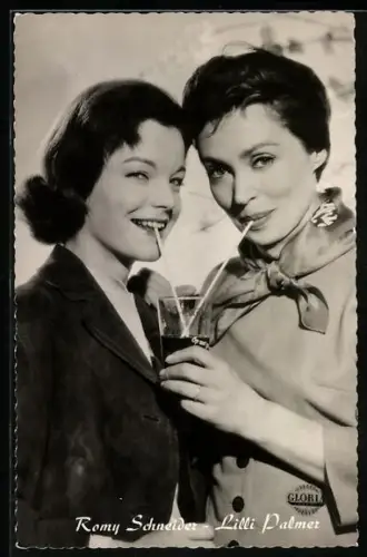 AK Die Schauspieler Romy Schneider und Lilli Palmer trinken mit Strohhalm aus einem Cocktailglas