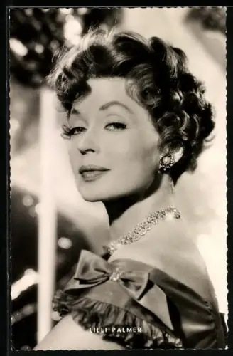 AK Schauspielerin Lilli Palmer über Schulter blickend