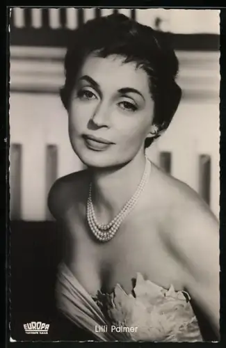 AK Schauspielerin Lilli Palmer, Portrait im Abendkleid mit Perlenkette in Zwischen Zeit und Ewigkeit