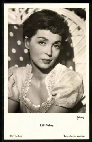AK Schauspielerin Lilli Palmer posiert mit ernstem Blick