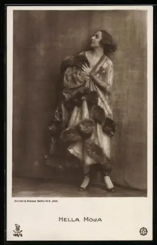 AK Schauspielerin Hella Moja im Mantel mit Pelzbesatz
