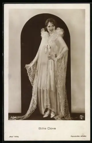 AK Schauspielerin Billie Dove im eleganten Morgenmantel