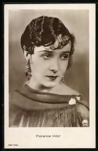 AK Schauspielerin Florence Vidor blickt nachdenklich in die Ferne