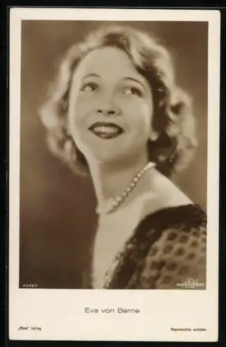 AK Schauspielerin Eva von Berne lächelnd nach oben schauend