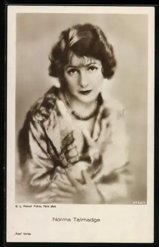 AK Schauspielerin Norma Talmadge mit Perlenkette