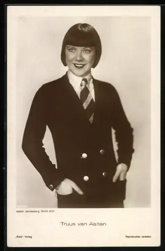 AK Schauspielerin Truus van Alten lächelnd im Anzug porträtiert