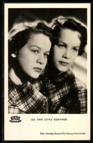 AK Schauspielerinnen Isa und Jutta Günther im kariertem Zwillingslook