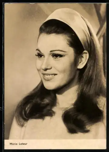 AK Schauspielerin Maria Latour, mit Haarband