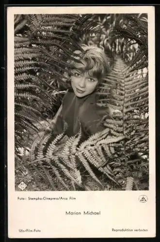 AK Schauspielerin Marion Michael durch Blätter schauend