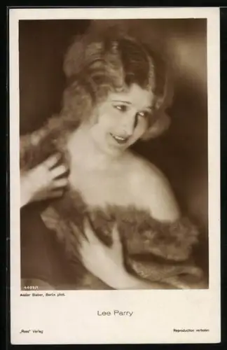 AK Schauspielerin Lee Parry im Protrait mit freundlichem Lächeln