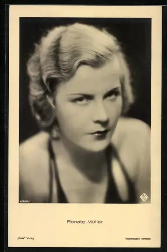 AK Schauspielerin Renate Müller mit Dauerwelle in schulterfreier Bekleidung