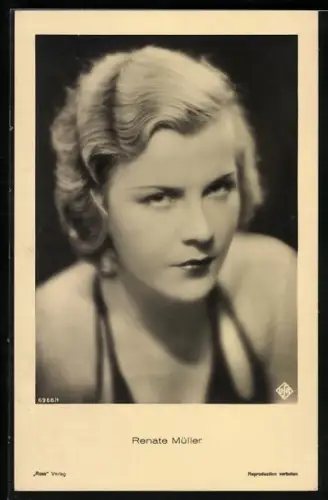 AK Schauspielerin Renate Müller mit Dauerwelle in schulterfreier Bekleidung