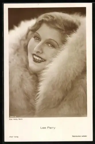 AK Schauspielerin Lee Parry im Pelz