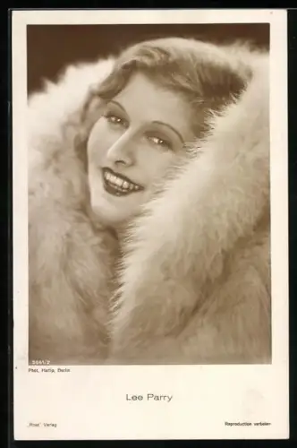 AK Schauspielerin Lee Parry im Pelz