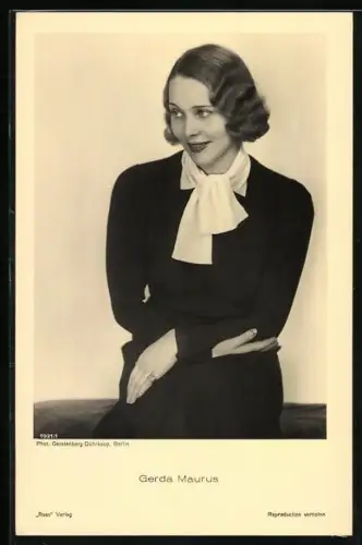 AK SchauspielerIn Gerda Maurus mit weissem Schal