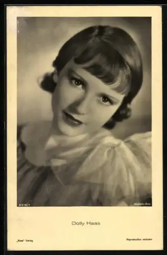 AK Schauspielerin Dolly Haas im Kleid sinnlich blickend