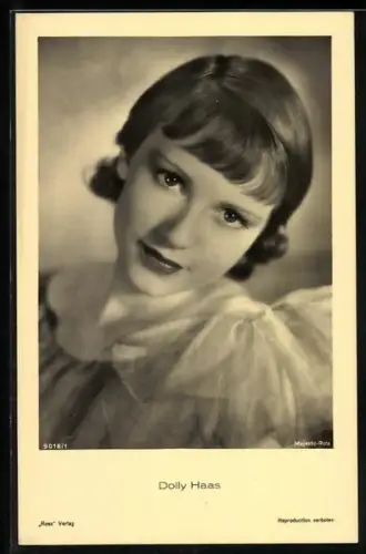 AK Schauspielerin Dolly Haas im Kleid sinnlich blickend