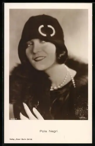 AK Schauspielerin Pola Negri fragend zur Seite blickend