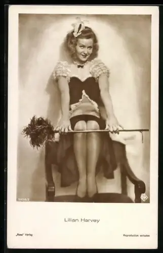 AK Schauspielerin Lilian Harvey als Dienstmagd kostümiert