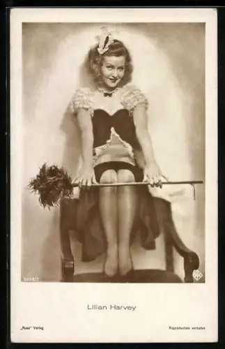 AK Schauspielerin Lilian Harvey als Dienstmagd kostümiert