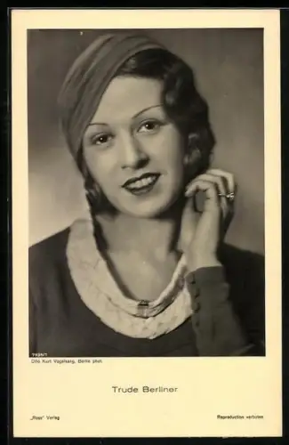 AK Schauspielerin Trude Berliner lächelnd in Kamera schauend