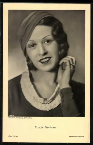 AK Schauspielerin Trude Berliner lächelnd in Kamera schauend