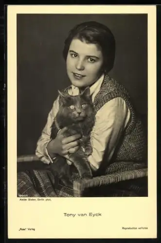 AK Schauspielerin Tony van Eyck mit ihrer Katze