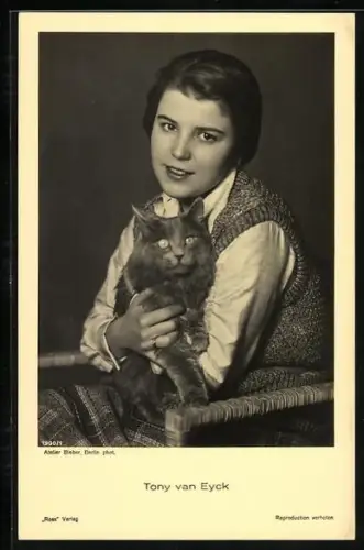 AK Schauspielerin Tony van Eyck mit ihrer Katze