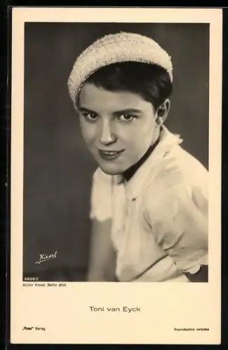 AK Schauspielerin Toni van Eyck im weissen Hemd