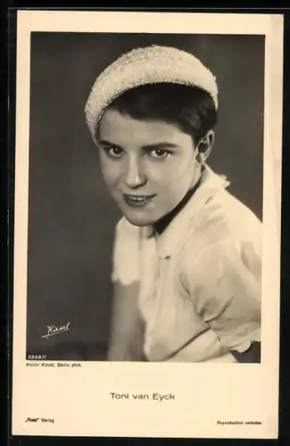 AK Schauspielerin Toni van Eyck in weisser Bluse