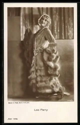 AK Schauspielerin Lee Parry im Pelzkleid