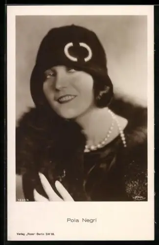 AK Schauspielerin Pola Negri fragend zur Seite blickend