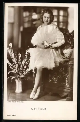 AK Schauspielerin Cilly Feindt lächelnd an Schrank lehnend