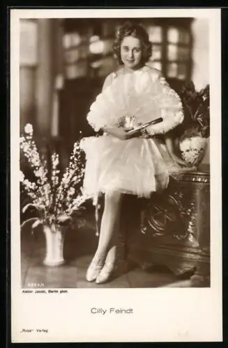 AK Schauspielerin Cilly Feindt lächelnd an Schrank lehnend