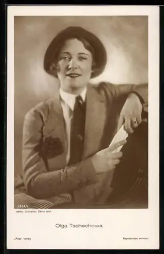 AK Schauspielerin Olga Tschechowa mit Hut sitzt auf Sessel