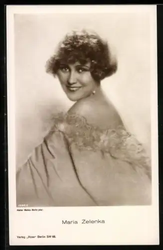 AK Schauspielerin Maria Zelenka im Kostüm einer Bühnenrolle