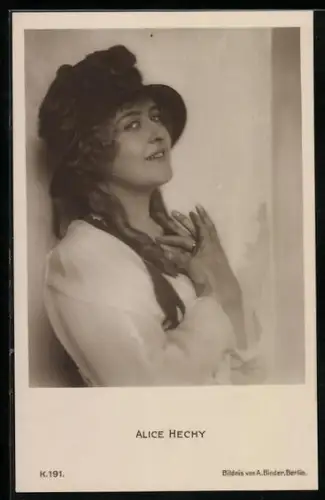 AK Schauspielerin Alice Hechy mit Locken