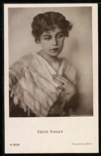 AK Schauspielerin Egede Nissen schaut seitlich