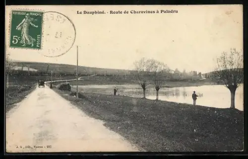 AK Le Dauphiné, Route de Charavines à Paladru, vue du lac et de la route avec promeneurs en bordure