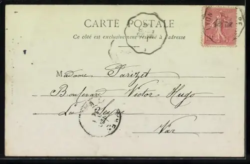 AK Crémieu, Vue générale des toits et de la rue principale