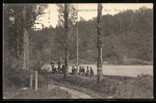 AK Bourgoin, Étang de Rozière avec des promeneurs à proximité
