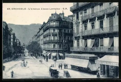 AK Grenoble, L`Avenue Alsace-Lorraine avec architecture urbaine et passants