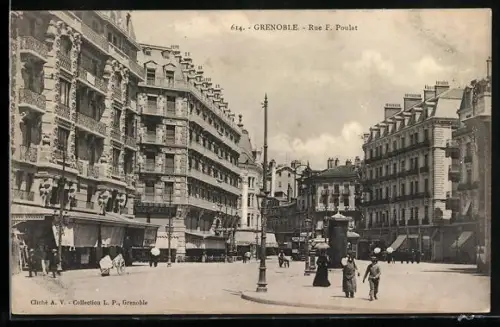 AK Grenoble, Rue F. Poulat avec architecture historique et passants