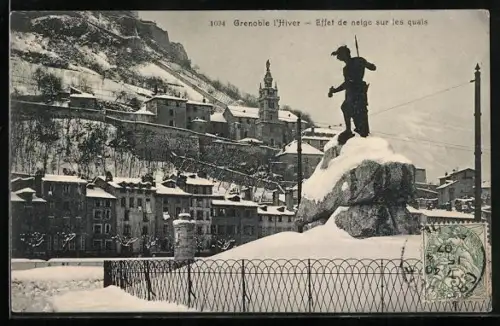 AK Grenoble, Effet de neige sur les quais en hiver avec statue et vue sur la ville