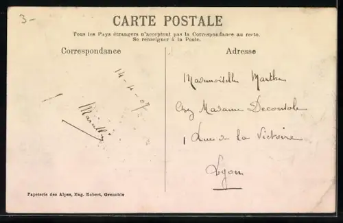 AK Grenoble, Effet de neige sur les quais en hiver avec statue et vue sur la ville