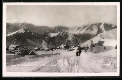 AK L`Alpe d`Huez, Vue générale des montagnes enneigées et du village en hiver