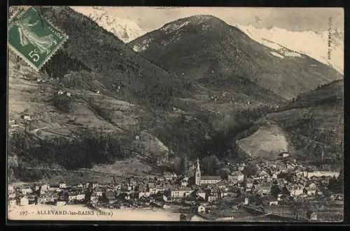 AK Allevard-les-Bains /Isère, Vue générale du village avec montagnes en arrière-plan