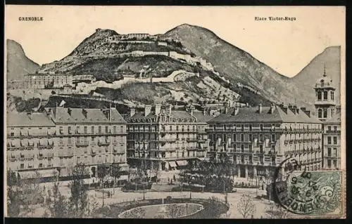 AK Grenoble, Place Victor-Hugo avec vue sur la colline fortifiée